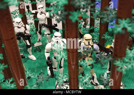 Lego Star Wars Storm Troopers in diorama della foresta Foto Stock