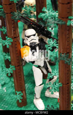 Lego Star Wars Storm Troopers in diorama della foresta Foto Stock