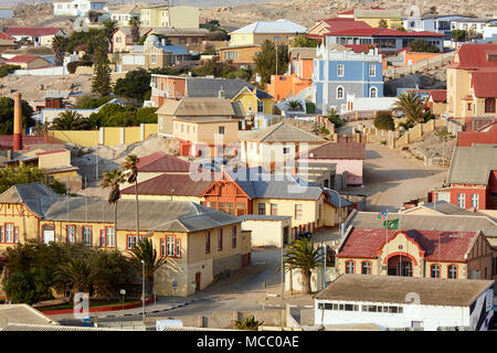 Vista aerea di Luderitz mostra case colorate in Namibia, Africa Foto Stock