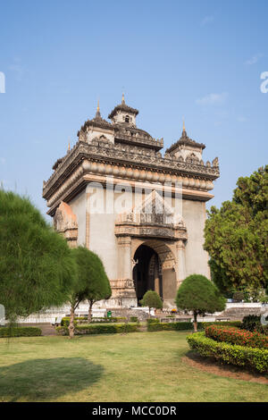 Vista del Patuxai (Vittoria gate o gate del trionfo) monumento di guerra in Vientiane, Laos, in una giornata di sole. Foto Stock
