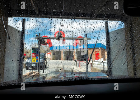 Vista attraverso il parabrezza auto, lavaggio auto Foto Stock