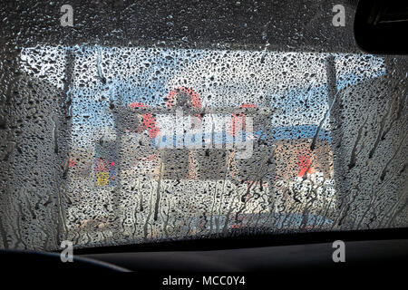 Vista attraverso il parabrezza auto, lavaggio auto Foto Stock