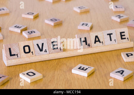 Scrabble lettere di precisare le parole di amore e odio Foto Stock