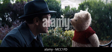 Christopher Robin è un imminente American fantasy commedia-dramma film diretto da Marc Forster, con una sceneggiatura scritta da Tom McCarthy, Alex Ross Perry e Allison Schroeder e da una storia di Perry. Il film è ispirato da A. A. Milne il libro di Winnie-the-Pooh. Questa fotografia è per il solo uso editoriale ed è il copyright del film company e/o il fotografo assegnato dal film o società di produzione e può essere riprodotto solo da pubblicazioni in congiunzione con la promozione del film di cui sopra. Un credito per il film company è richiesto. Il fotografo deve anche essere il credito Foto Stock