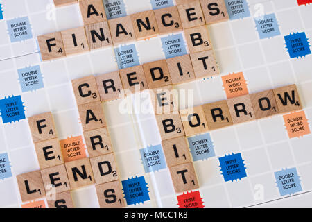 Una serie di parole su una scheda di scrabble relativi alle finanze e debito Foto Stock