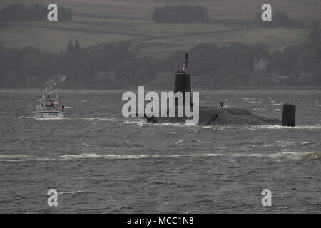 Vittorioso HMS (S29), un Vanguard-class sommergibile azionato dalla Royal Navy, su un viaggio in entrata a Faslane base navale, con HMS Raider (P275). Foto Stock
