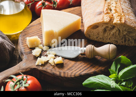 Formaggio parmigiano su una tavola di legno, primo piano, il fuoco selettivo Foto Stock
