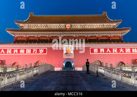 Pechino, Cina - 23 Mar 2018: Piazza Tiananmen a Pechino di notte, chiamato anche la porta della pace celeste. Si tratta di una porta monumentale e un simbolo nazionale di Foto Stock