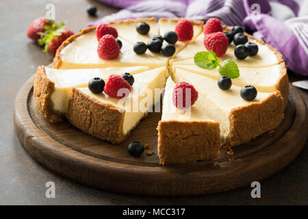 Estate berry cheesecake tagliato a fette. Messa a fuoco selettiva Foto Stock