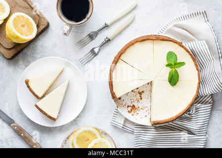 La peste New York Cheesecake su sfondo bianco. Tabella vista superiore Foto Stock