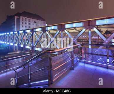 Scena notturna con pedonale illuminato fly-in area commerciale a Pechino, Cina Foto Stock