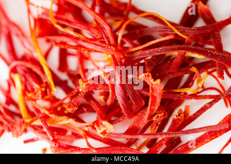 Fili di zafferano acquistato da un supermercato nel Regno Unito. Lo zafferano è gli stimmi e stili del croco Crocus sativus, e è un costoso spice Foto Stock
