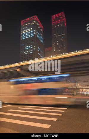 Dinamismo urbano a Pechino il Distretto Centrale degli Affari di notte, Cina Foto Stock