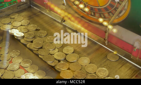 Casino slot machine riempito con British 10 pence monete. Foto Stock