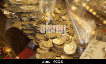 Casino slot machine riempito con British 10 pence monete. Foto Stock