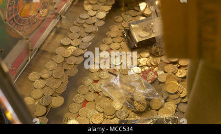 Casino slot machine riempito con British 10 pence monete. Foto Stock