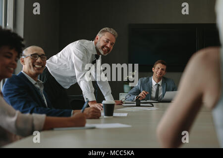 Gruppo di professionisti ad una riunione per discutere nuova strategia del loro business. La gente di affari di riunione nella sala conferenze. Foto Stock