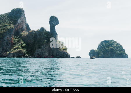 Isole al largo della costa di Krabi, Thailandia. Foto Stock