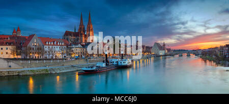 Regensburg. Panoramica immagine cityscape di Regensburg, Germania durante il tramonto primaverile. Foto Stock