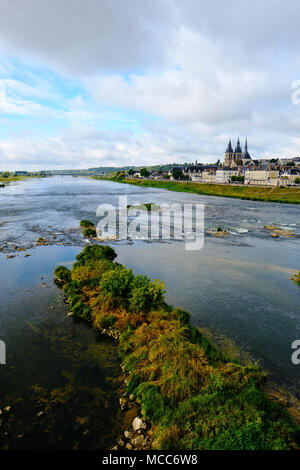 Blois, una collina città sul fiume Loira, è la capitale del Loir-et-Cher dipartimento in Francia centrale. Il tardo-gotico di Blois torri della cattedrale uovere Foto Stock