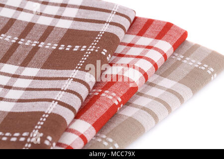 Colorati asciugamani da cucina su sfondo bianco. Foto Stock