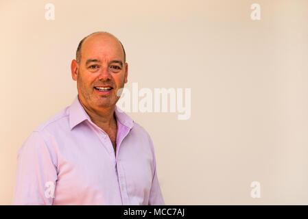 Un leggermente sovrappeso imprenditore vestito in business abbigliamento casual con nessun vincolo Foto Stock