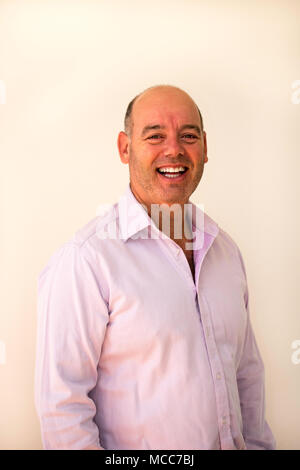 Un leggermente sovrappeso imprenditore vestito in business abbigliamento casual con nessun vincolo Foto Stock