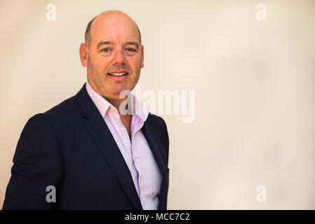 Un leggermente sovrappeso imprenditore vestito in business abbigliamento casual con nessun vincolo Foto Stock