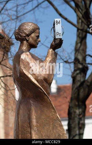 Varsavia Polonia statua di scienziata polacca Marie Sklodowska Curie tenendo un modello di un atomo del polonio dall artista Bronislaw Krzysztof Foto Stock