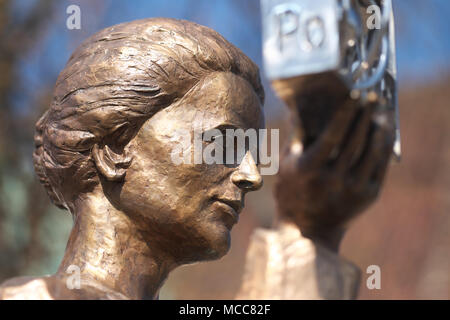 Varsavia Polonia statua di scienziata polacca Marie Sklodowska Curie tenendo un modello di un atomo del polonio dall artista Bronislaw Krzysztof Foto Stock