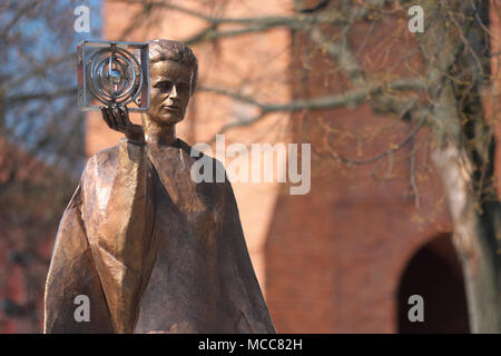 Varsavia Polonia statua di scienziata polacca Marie Sklodowska Curie tenendo un modello di un atomo del polonio dall artista Bronislaw Krzysztof Foto Stock