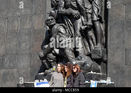 Varsavia Polonia visitatori presso il monumento al Ghetto eroi della insurrezione del Ghetto di Varsavia Foto Stock