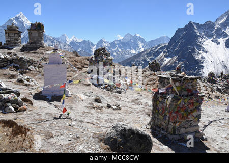 Memoriali di caduti Everest alpinisti tra Thukla e Lobuche, Nepal Foto Stock