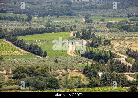 Vista panoramica sulla valle del Luberon dal famoso Les Baux de Provence borgo medievale nel sud della Francia Foto Stock