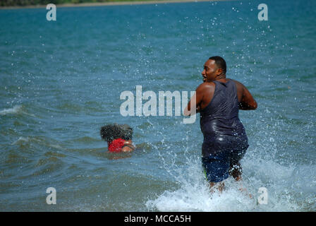 Gli uomini delle Fiji giocando a rugby su Palm Beach, Pacific Harbour, Fiji. Foto Stock