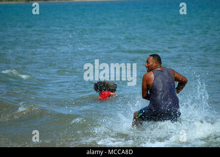 Gli uomini delle Fiji giocando a rugby su Palm Beach, Pacific Harbour, Fiji. Foto Stock