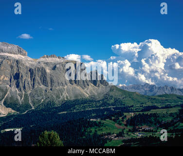 Il cloud passando attraverso la Sella Gruppe o il Gruppo del Sella da sopra il Plan de Gralba Selva di Val Gardena Dolomiti Italia Foto Stock