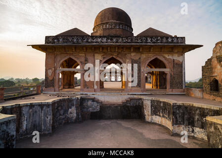 Mandu India, rovine afghano di islam unito, moschea monumento e tomba musulmana. Visualizzare attraverso lo sportello, Hindola Mahal. Foto Stock