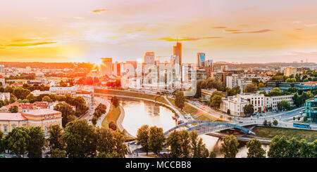 Vilnius, Lituania. Paesaggio urbano moderno durante il tramonto o l'alba nella stagione estiva. Bella Vista panoramica in serata. Drammatico cielo colorati. Coppa di viaggio Foto Stock