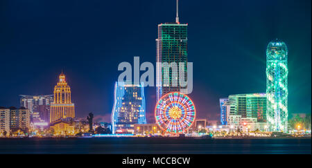 Batumi, Adjara, Georgia. Panorama di architettura moderna in mare. Miracolo Park di notte o sera luminarie, luci accese Resort Town C Foto Stock