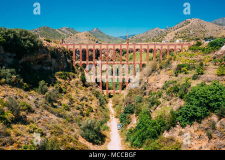 Nerja, Malaga, Spagna. Puente del Aguila o Eagle Bridge. Vecchio acquedotto. Storico e distintivo Foto Stock