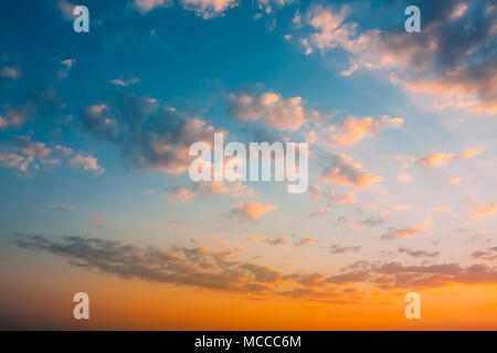Sunrise tramonto sullo sfondo del cielo. Brillante naturale cielo drammatico nel tramonto Alba Sunrise. Giallo e colori rosa Foto Stock