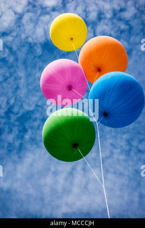 Aria colorate mongolfiere sopra cielo blu sullo sfondo. Foto Stock