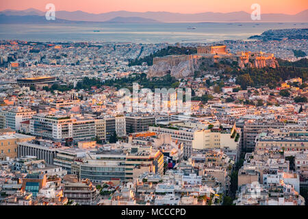 Vista aerea su Atene, Grecia al tramonto Foto Stock