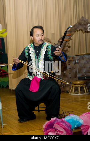 San Paolo, Minnesota. Comunità scuola di eccellenza. Celebrando i Hmong Anno Nuovo. Istruttore suonare il violino cinese presso la nuova edizione del festival. Foto Stock