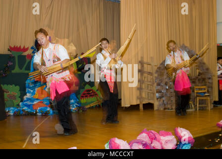 San Paolo, Minnesota. Comunità scuola di eccellenza. Celebrando i Hmong Anno Nuovo. La riproduzione del Qeej presso la nuova edizione del festival. Foto Stock