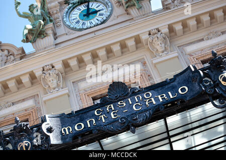 Ingresso anteriore tettuccio, segnaletica e torre dell'orologio del famoso casinò di Monte Carlo, Monaco. Foto Stock