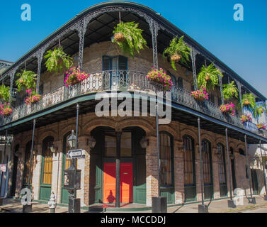 Quartiere Francese di Architettura, New Orleans, Louisiana, Stati Uniti. Costruito nel XVIII secolo spagnolo stile architettonico con dei balconi in ferro. Foto Stock