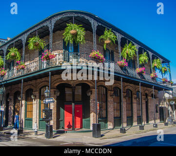 Quartiere Francese di Architettura, New Orleans, Louisiana, Stati Uniti. Costruito nel XVIII secolo spagnolo stile architettonico con dei balconi in ferro. Foto Stock