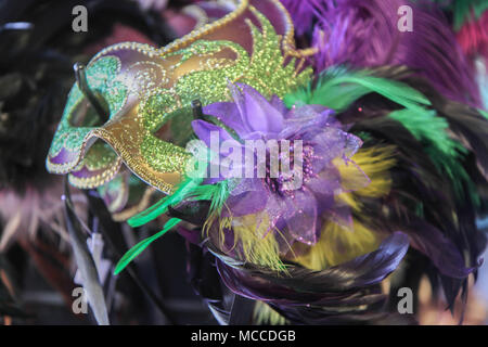 Mardi Gras maschere in New Orleans, Louisiana, Stati Uniti. Vari multi-maschere colorate sul display, inclusivo di rosa, verde, rosso, giallo e viola. Foto Stock